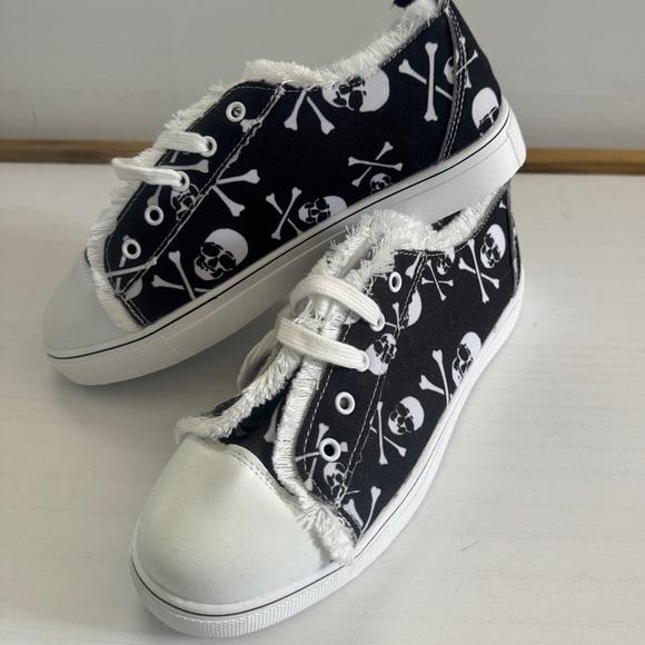 Funky Skull & Crossbones Canvas NEW Shoes 8.5 - Picture 2 of 2